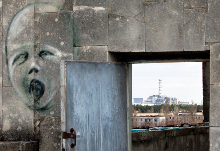 Вид на саркофаг, покрывающий разрушенный четвертый реактор на Чернобыльской АЭС