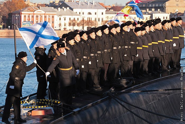 Вмф части. Андреевский флаг на подводной лодке Северный флот. Андреевский флаг на подлодке. Флаг подводников ВМФ. Подъем флага на подводной лодке.