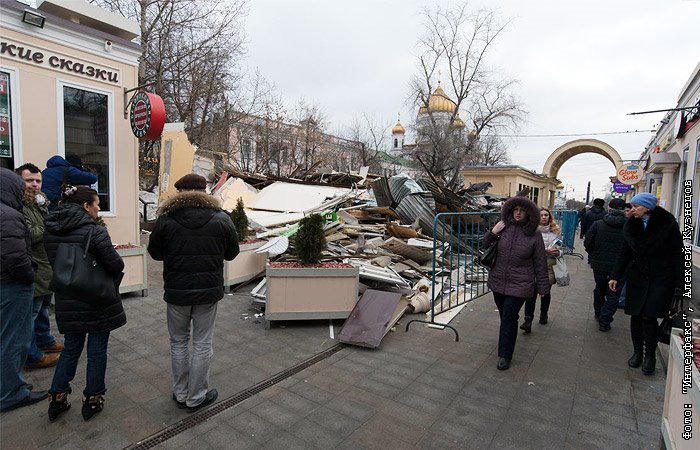 Снос торговых павильонов в спб. Снос палаток ВДНХ 2011. Снос палаток в Москве фото. Метро Арбатская снос ТЦ.