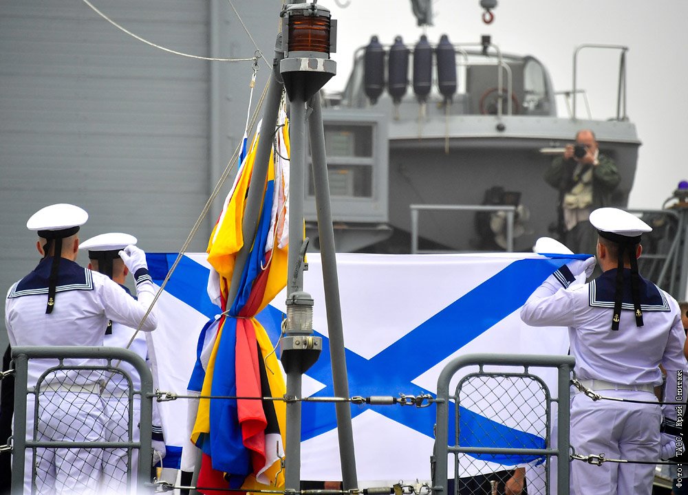 Подъем военно морского флага. Корвет Стерегущий подъем флага. Флаг ВМФ Корвет Стерегущий. Корвет 20380 с флагом. Андреевский флаг на корабле.