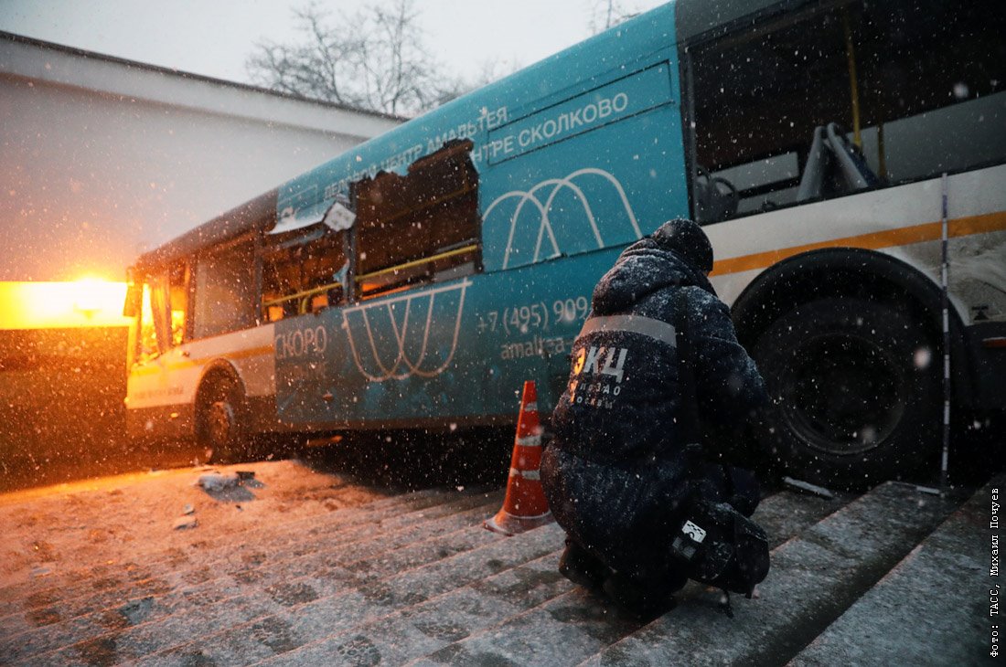 Москва славянский бульвар автобус. Автобус врезался в подземный переход 2017. Автобус съехал в переход Славянский бульвар. Автобус на Славянском бульваре въехал в пешеходный переход видео. Автобус в переходе Славянский бульвар фото.