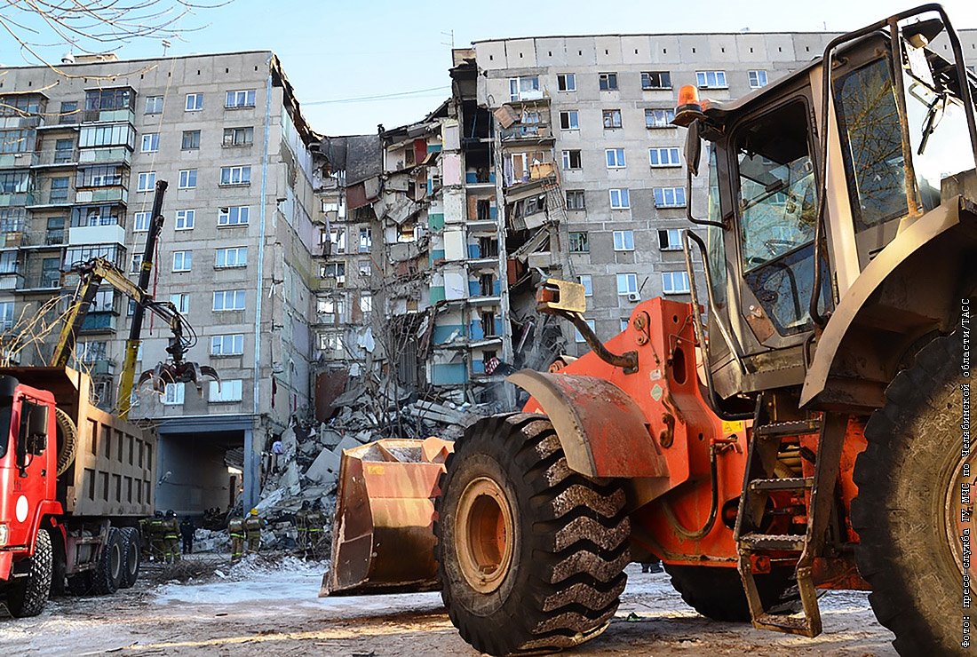 Последствия взрыва газа в доме в Магнитогорске