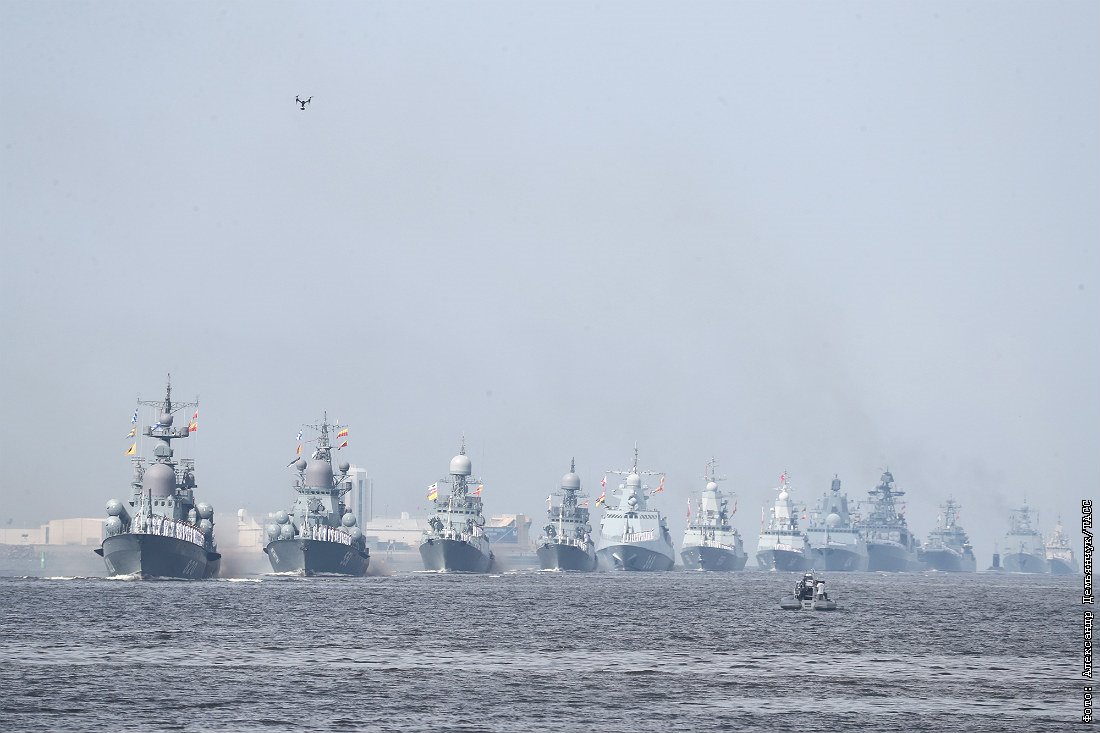 Парад военно морского флота России