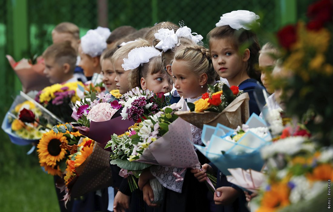 1 сентября был новый год. Линейка в школе. Школа 1 сентября. 1 Сентября линейка в школе. Школьники на линейке.