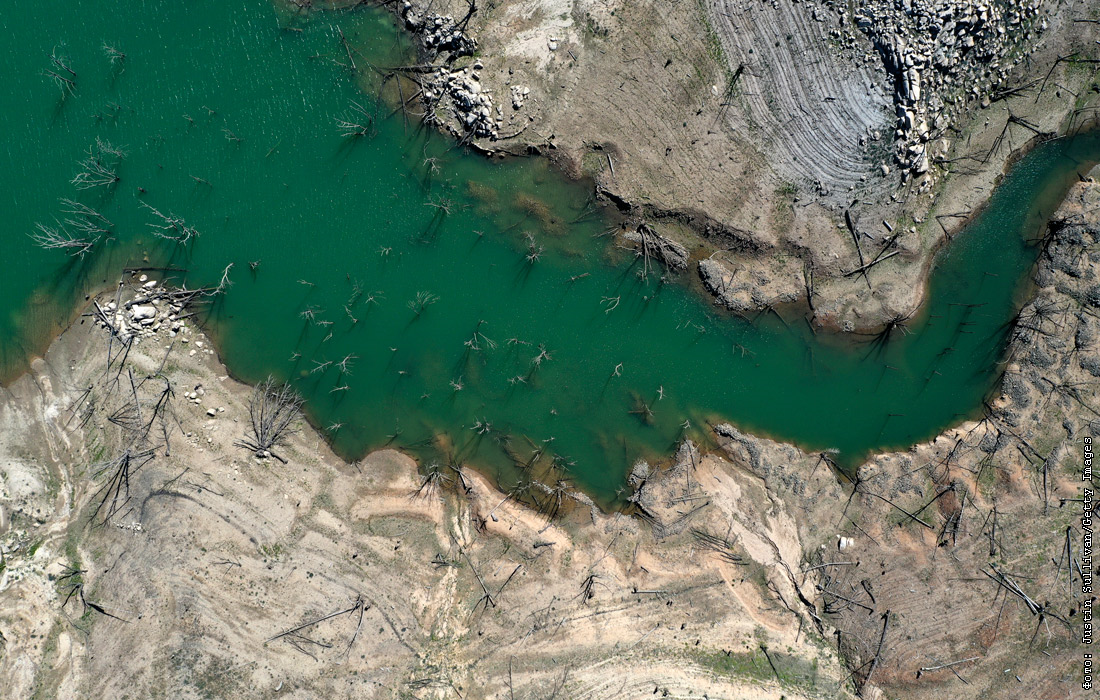 Озеро спутник. Озеро Оровилл Калифорния. Высыхающее озеро. Озеро Оровилл высохло. Пересохшее озеро.