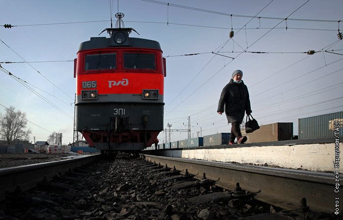 Повышение ржд. РЖД. РЖД поднял. Железная дорога фото ОАО РЖД. Первая Российская железная дорога.