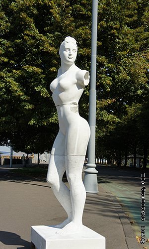 Скульптура девушка с веслом фото в парке горького