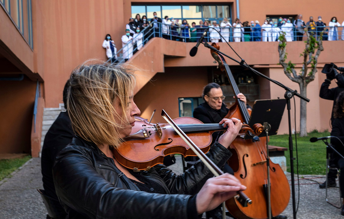 Во дворе больницы Аттикон в Афинах был организован концерт в знак благодарности медицинским работникам за их усилия в борьбе с пандемией. Всего в Греции подтверждены 2408 случаев инфицирования.