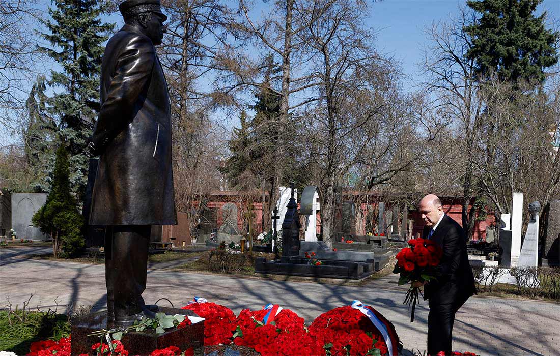 Памятник жириновскому в москве фото где находится