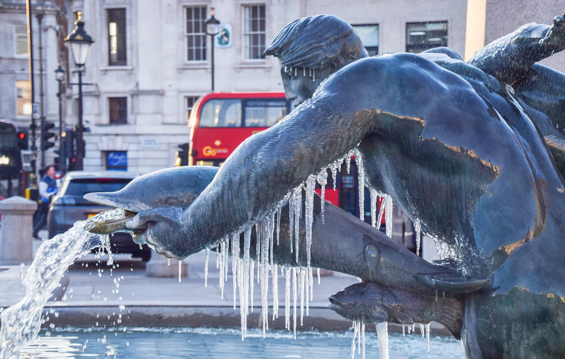 Фонтан на Трафальгарской площади в Лондоне замерз из-за снижения температуры