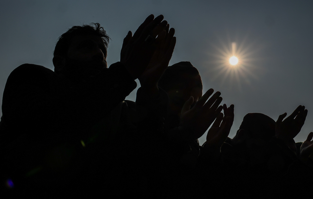 Кашмирские мусульмане молятся о прекращении засушливого периода в Индии