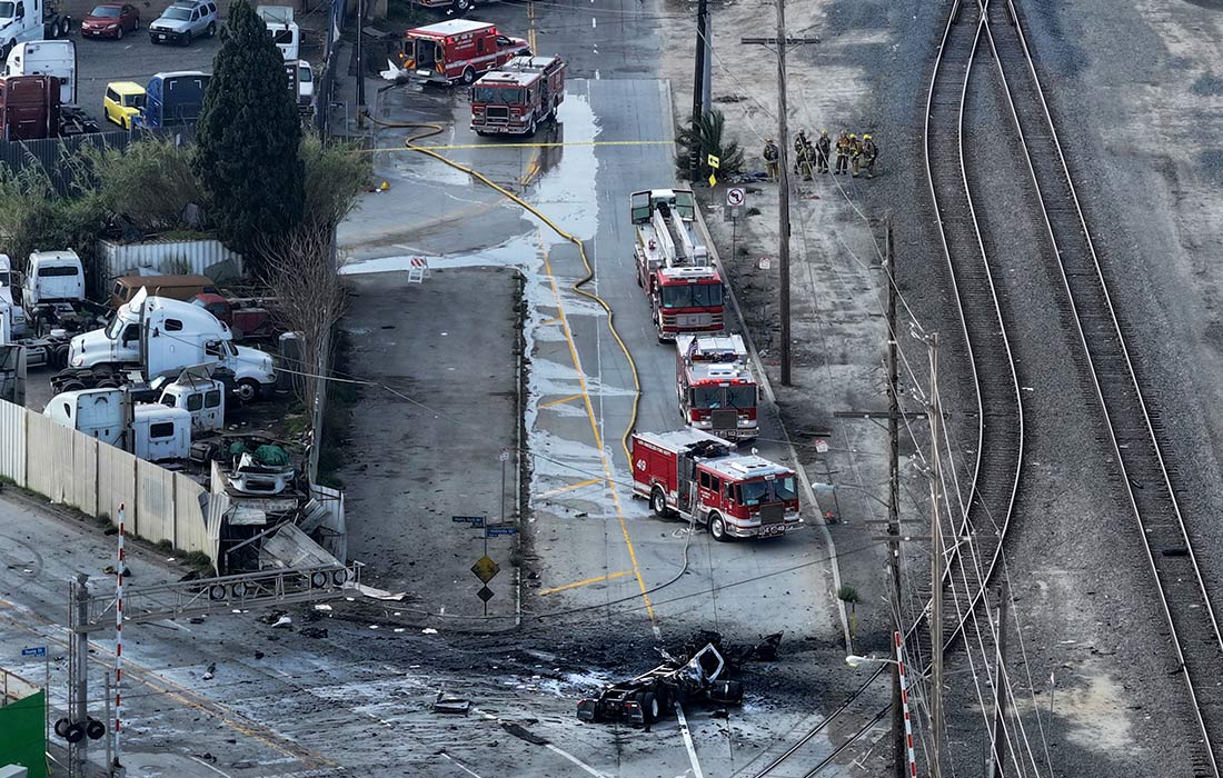 Не менее девяти пожарных получили ранения при взрыве грузовика, перевозившего сжиженный природный газ, в Лос-Анджелесе
