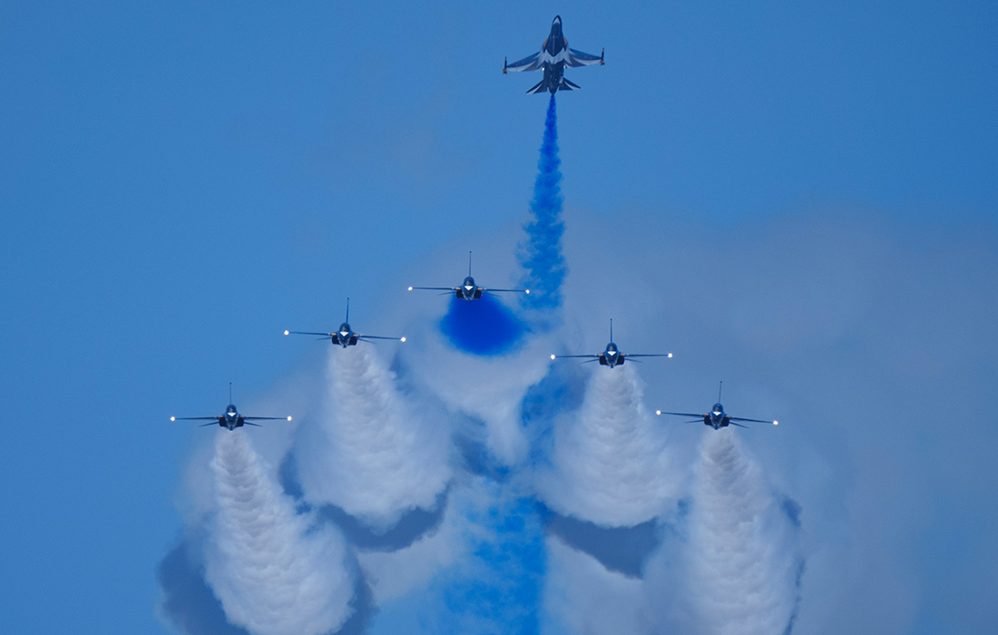 Пилотажная группа южнокорейских ВВС "Черные Орлы" во время выступления в первый день авиашоу