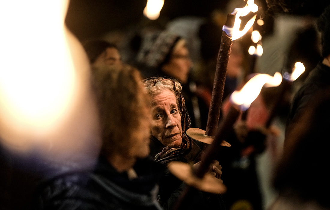 Люди держат факелы и требуют немедленного освобождения израильских заложников, удерживаемых в секторе Газа боевиками ХАМАС, в Иерусалиме