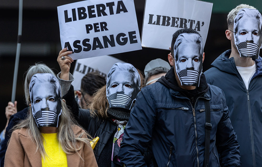 Протест солидарности в Милане в связи с обсуждением в британском суде вопроса об экстрадиции Ассанжа в США