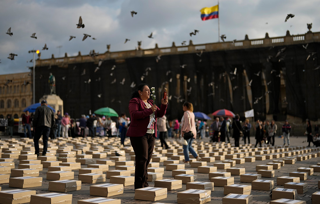 Акция в память о людях, убитых со времени подписания в 2016 году мирного соглашения между повстанцами Революционных вооруженных сил Колумбии и правительством. Богота, Колумбия.