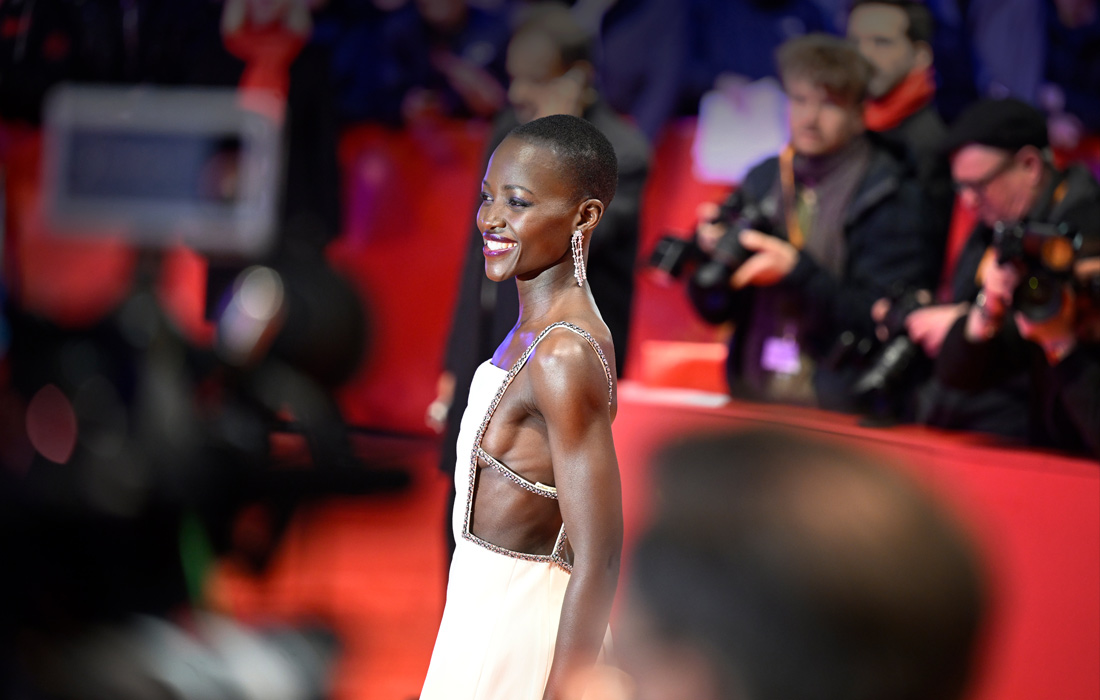 Кенийская актриса Лупита Нионго на красной дорожке Берлинале