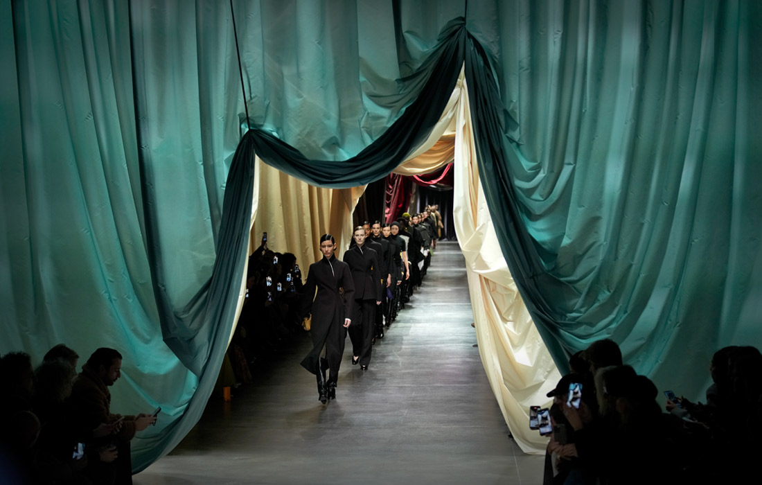 Показ женской коллекции Fendi на Неделе моды в Милане