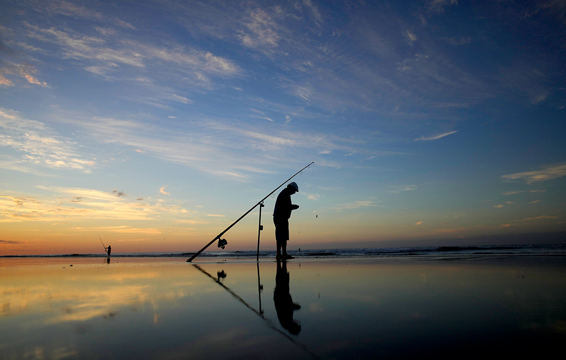 Рыбак на берегу Атлантического океана в Монте-Эрмосо, Аргентина
