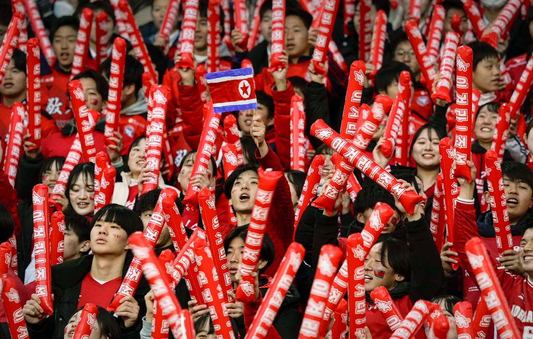 Болельщики на футбольном матче отборочного турнира к Олимпийским играм в Париже среди женских команд Северной Кореи и Японии