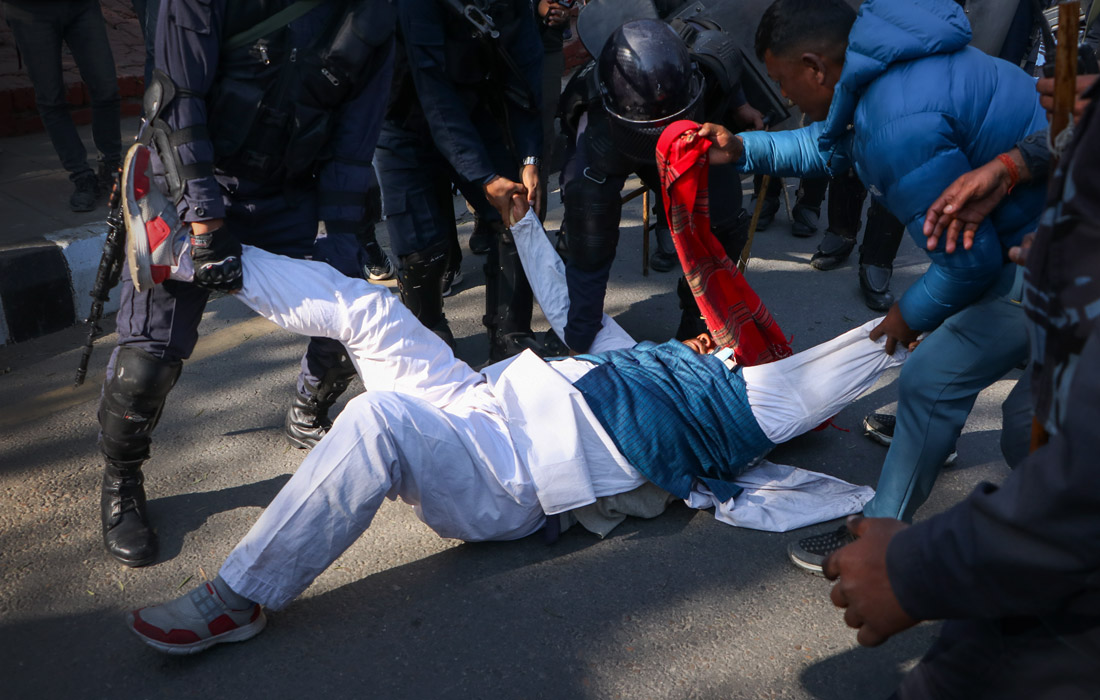 Протесты в Катманду против ограничений, введенных правительством в общественных места