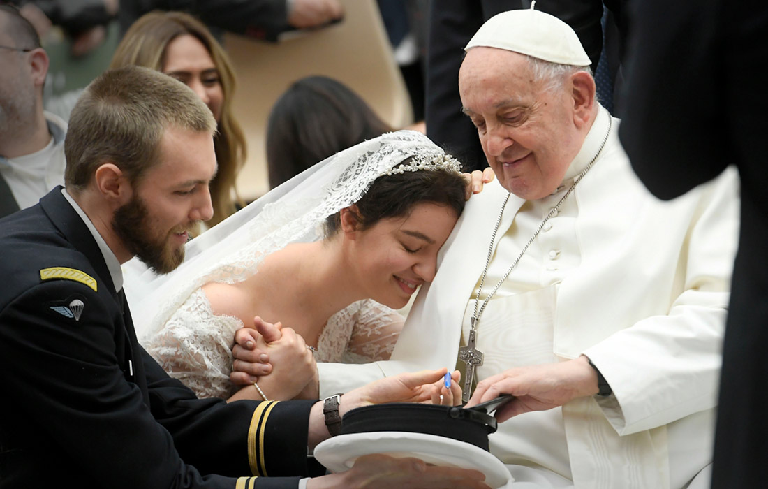 Папа римский Франциск приветствует молодоженов во время своей еженедельной аудиенции в Ватикане