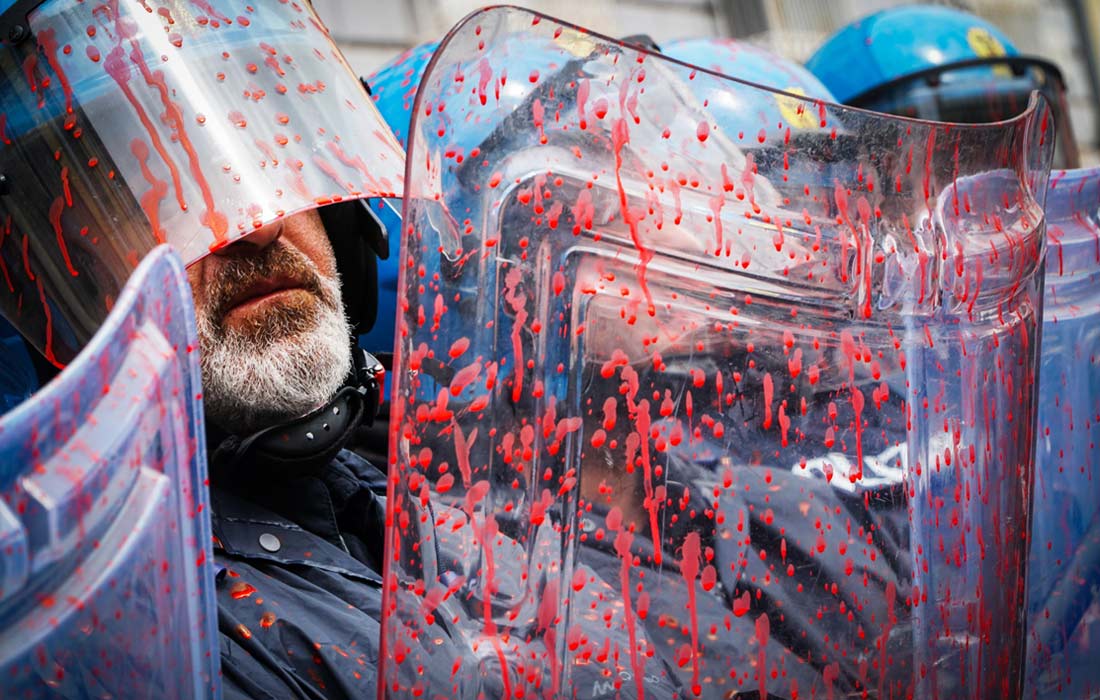 Парад в честь Дня труда в Неаполе перерос в столкновения демонстрантов с полицией