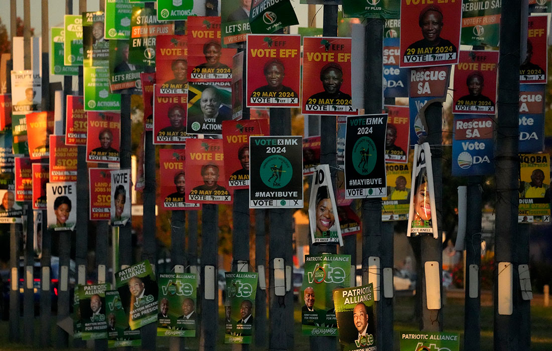 Выборы в Южной Африке. Множество предвыборных плакатов различных политических партий развешаны на столбах в Претории.