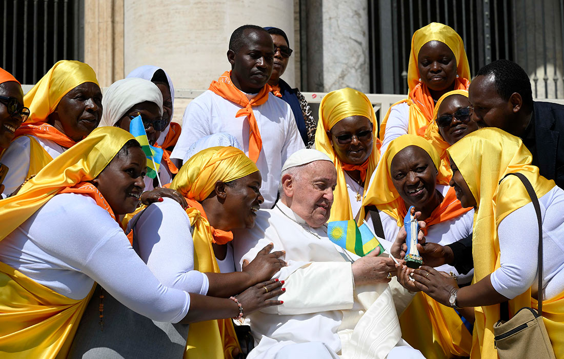 Папа Франциск приветствует монахинь во время своей еженедельной аудиенции на площади Святого Петра в Ватикане