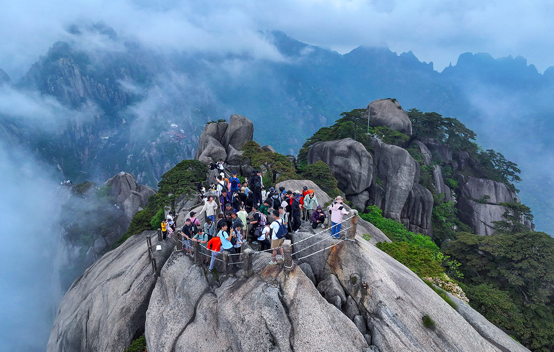 Пик Тяньду на горе Хуаншань вновь открыт для туристов