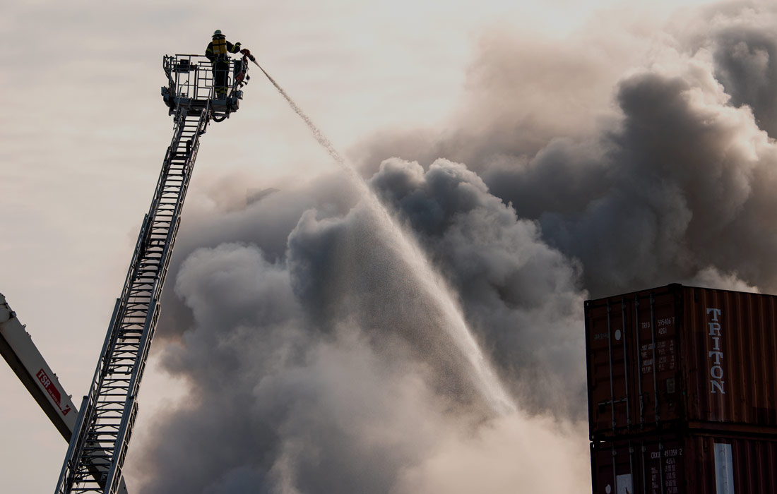 Тушение пожара на территории порта Гамбурга