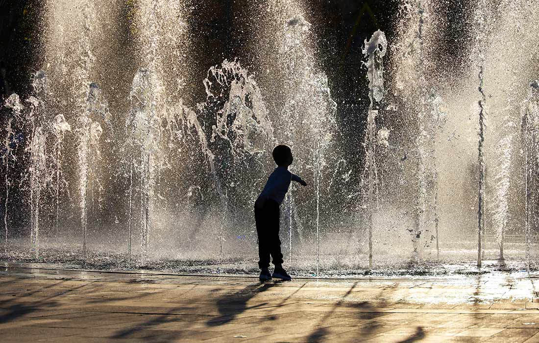 Ребенок у фонтана в Москве