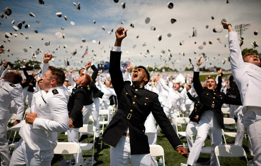 Выпускники Военно-морской академии США во время церемонии вручения дипломов в Аннаполисе, штат Мэриленд