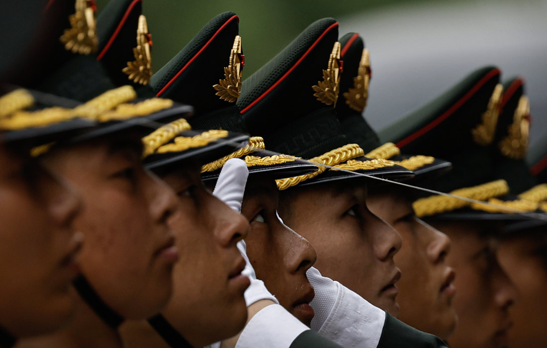 Солдаты почетного караула перед церемонией приветствия президента Египта в Пекине