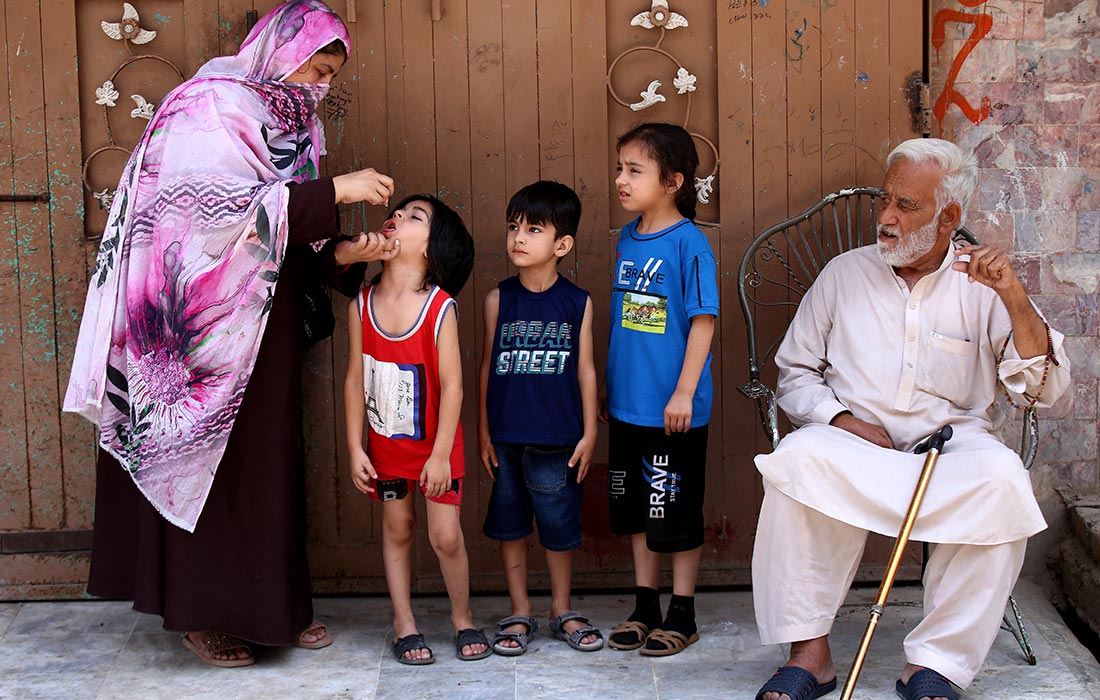 Вакцинация от полиомиелита в пакистанском Пешаваре 