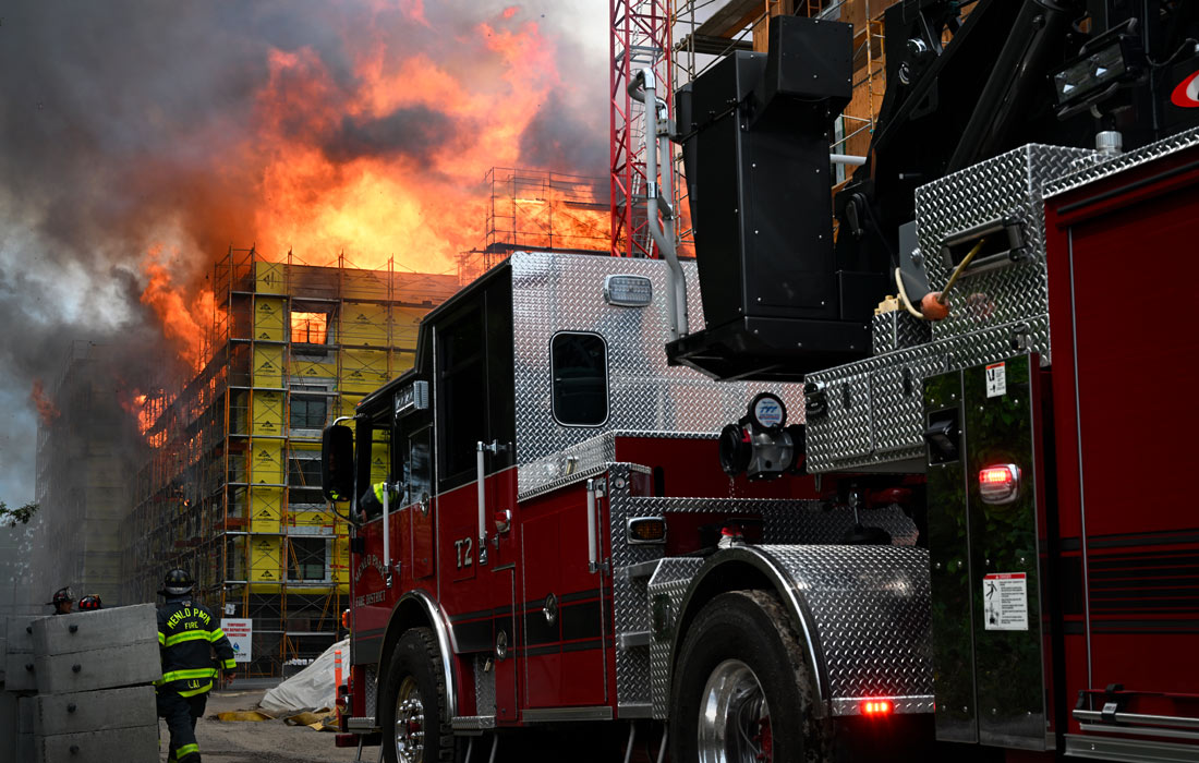 Пожар в здании в Редвуд-Сити, Калифорния