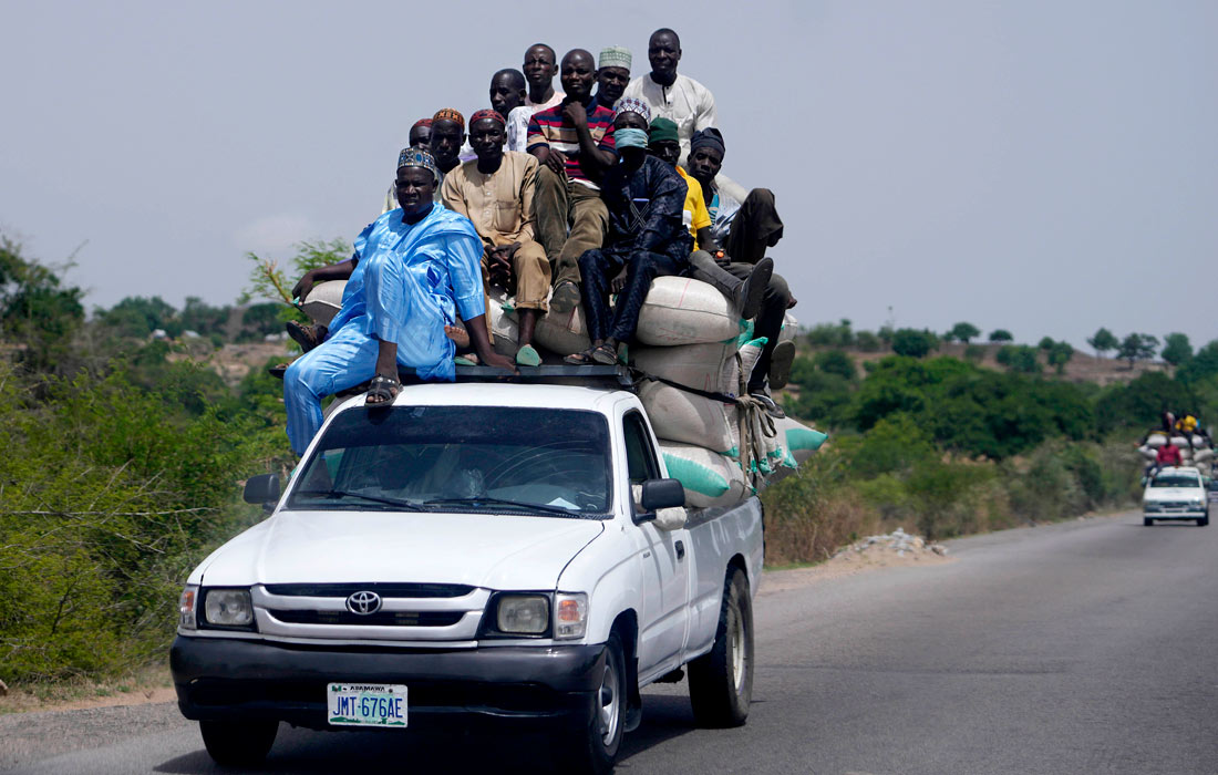 Жители Нигерии на дороге в Гомбе
