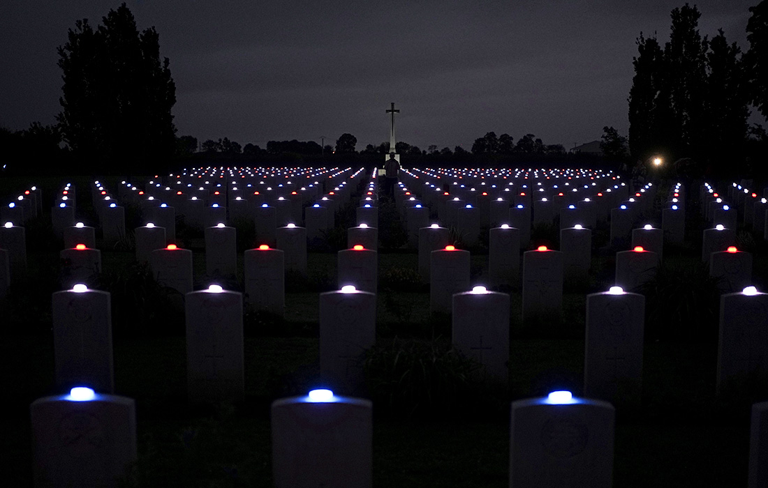 80-летие со дня высадки союзников в Нормандии. На фото: свечи на каждом надгробии военного кладбища Содружества в Банневиль-ла-Кампань, Нормандия, Франция.