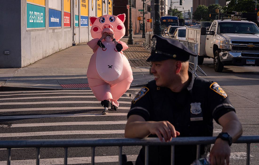 Активисты провели демонстрацию возле здания, где проходил гала-концерт Фонда полиции Нью-Йорка на Манхэттене