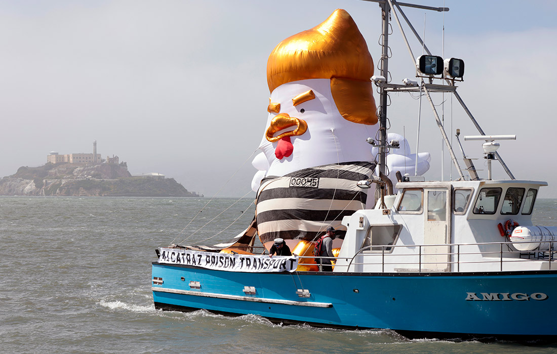 Большая надувная курица с прической Дональда Трампа в Сан-Франциско