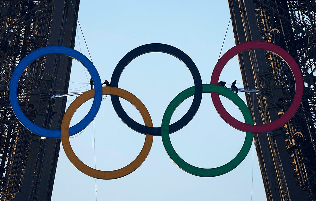 Установка олимпийских колец на Эйфелевой башне в преддверии Олимпиады-2024
