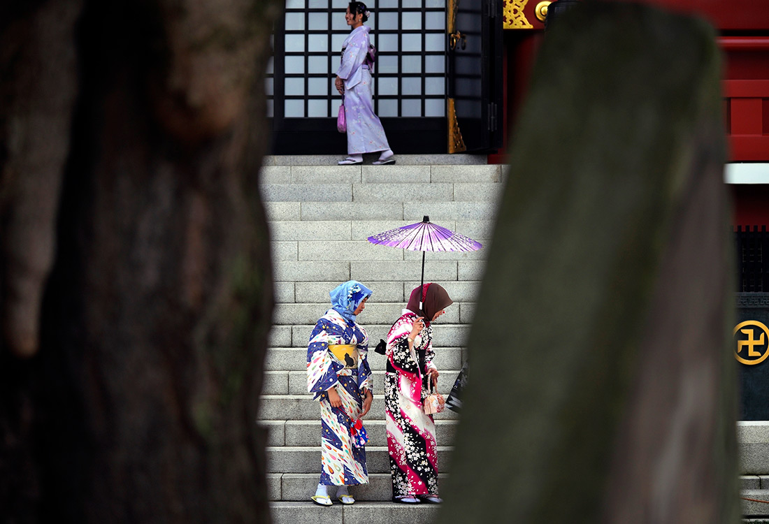 Туристы в традиционных японских кимоно в Токио