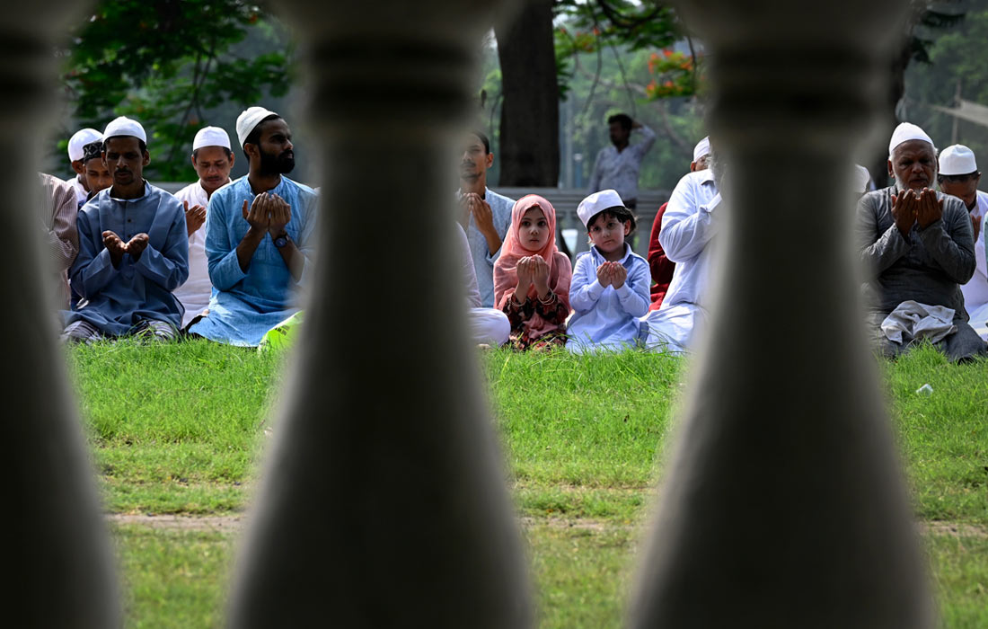 Мусульмане совершают молитву на дороге в Калькутте, Индия