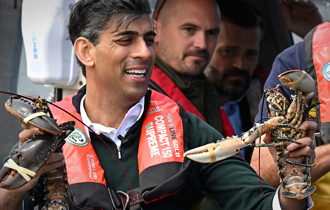 Премьер-министр Великобритании Риши Сунак во время ловли омаров в гавани Кловелли