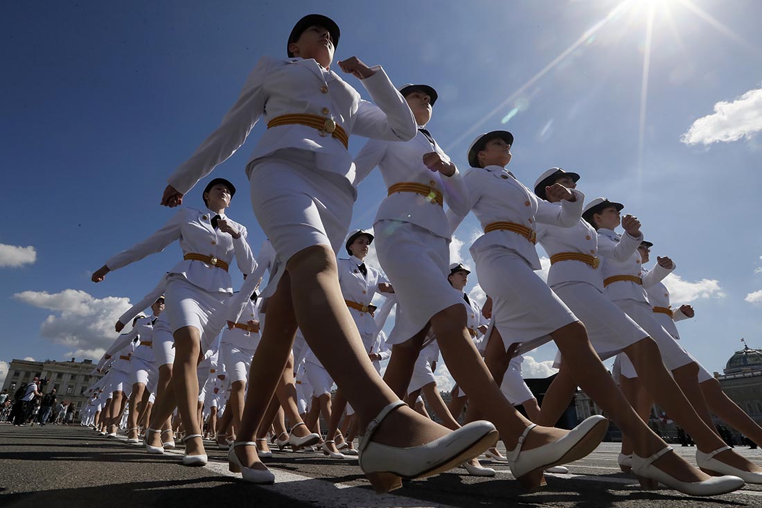 Парад выпускников кадетских военных училищ на Дворцовой площади в Санкт-Петербурге