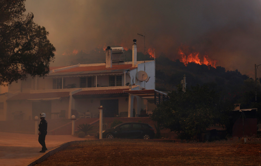Лесной пожар в пригороде Афин