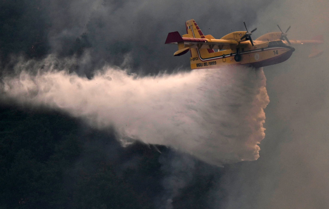 Лесной пожар вспыхнул на холме Камальдоли недалеко от Неаполя