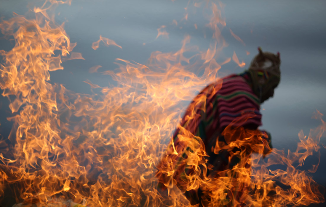Коренные жители Боливии аймара празднуют день зимнего солнцестояния