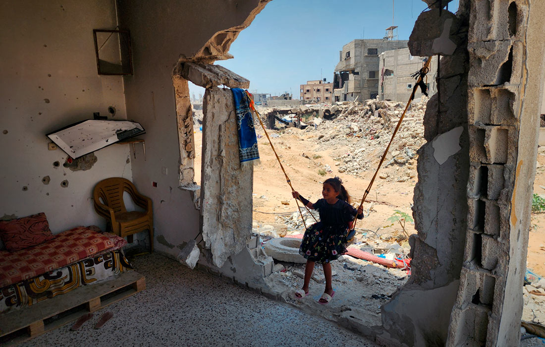 Девочка среди обломков разрушенного дома в Хан-Юнисе, Газа