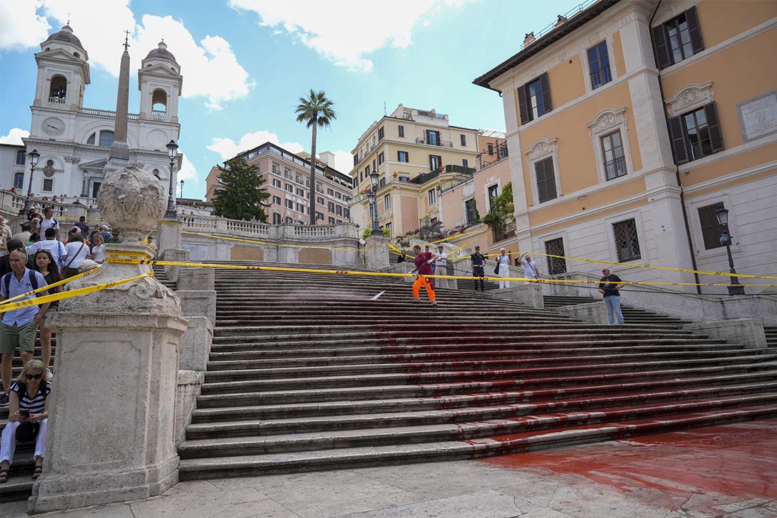 Активисты облили красной краской Испанскую лестницу в Риме в знак протеста против насилия в отношении женщин